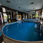 уютни планински с басейн в комплекс алпин лодж Apartamento Bansko