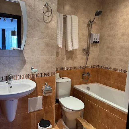 уютни планински с басейн в комплекс алпин лодж Apartman *