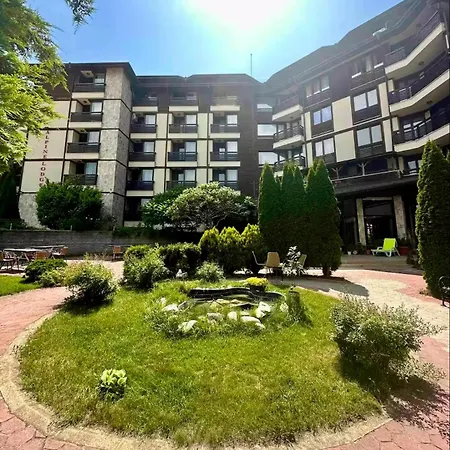 уютни планински с басейн в комплекс алпин лодж Apartman Banszko