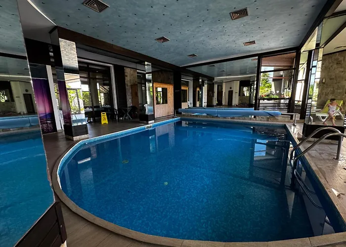 уютни планински с басейн в комплекс алпин лодж Lejlighed Bansko