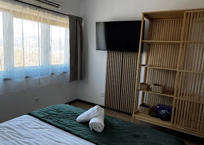 уютни планински с басейн в комплекс алпин лодж Bansko