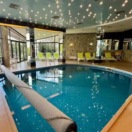 уютни планински с басейн в комплекс алпин лодж Apartment *