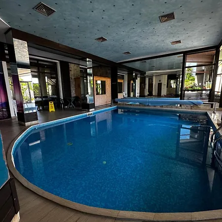 уютни планински с басейн в комплекс алпин лодж Apartment Bansko